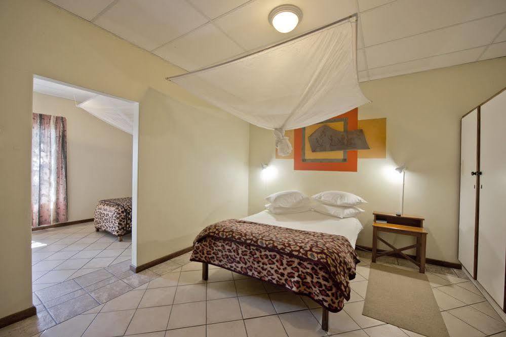 Oshakati Country Hotel Екстериор снимка